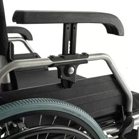 Кресло-коляска Barry Euro с регулировкой ширины сиденья 43-48 см, колеса пневматические