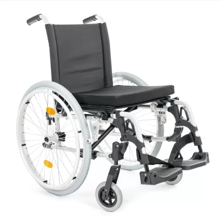 Кресло-коляска МЕТ STABLE, артикул 20460, с регулировкой высоты подлокотников, ширина сиденья 43 см, колеса пневматические